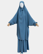 Jilbab 2 pièces bleu jean porté sur mannequin, vue de face, khimar long couvrant et jupe assortie