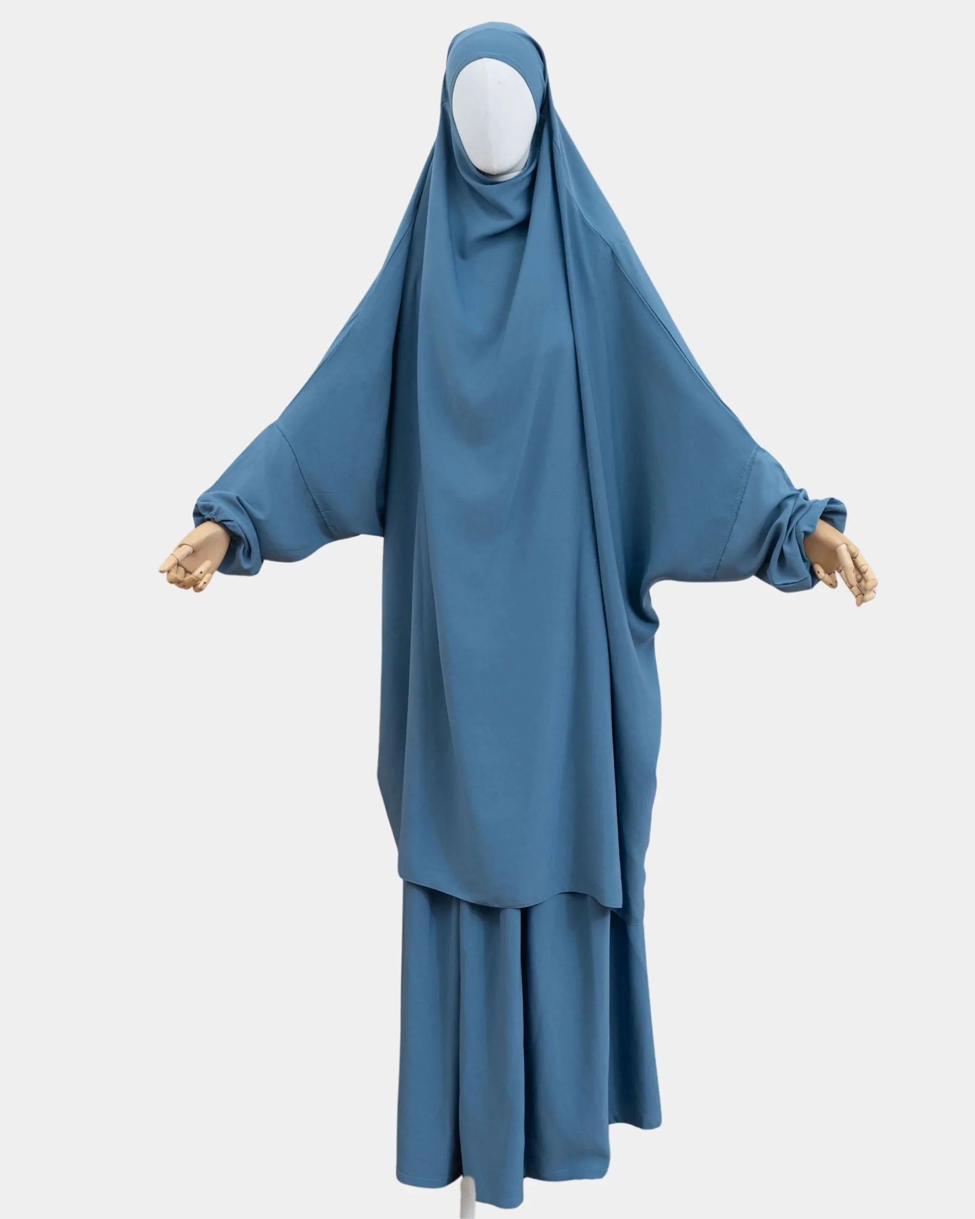 Jilbab 2 pièces bleu jean porté sur mannequin, vue de face, khimar long couvrant et jupe assortie
