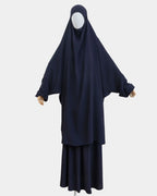 Jilbab 2 pièces bleu marine porté sur mannequin, vue de face, khimar long couvrant et jupe assortie
