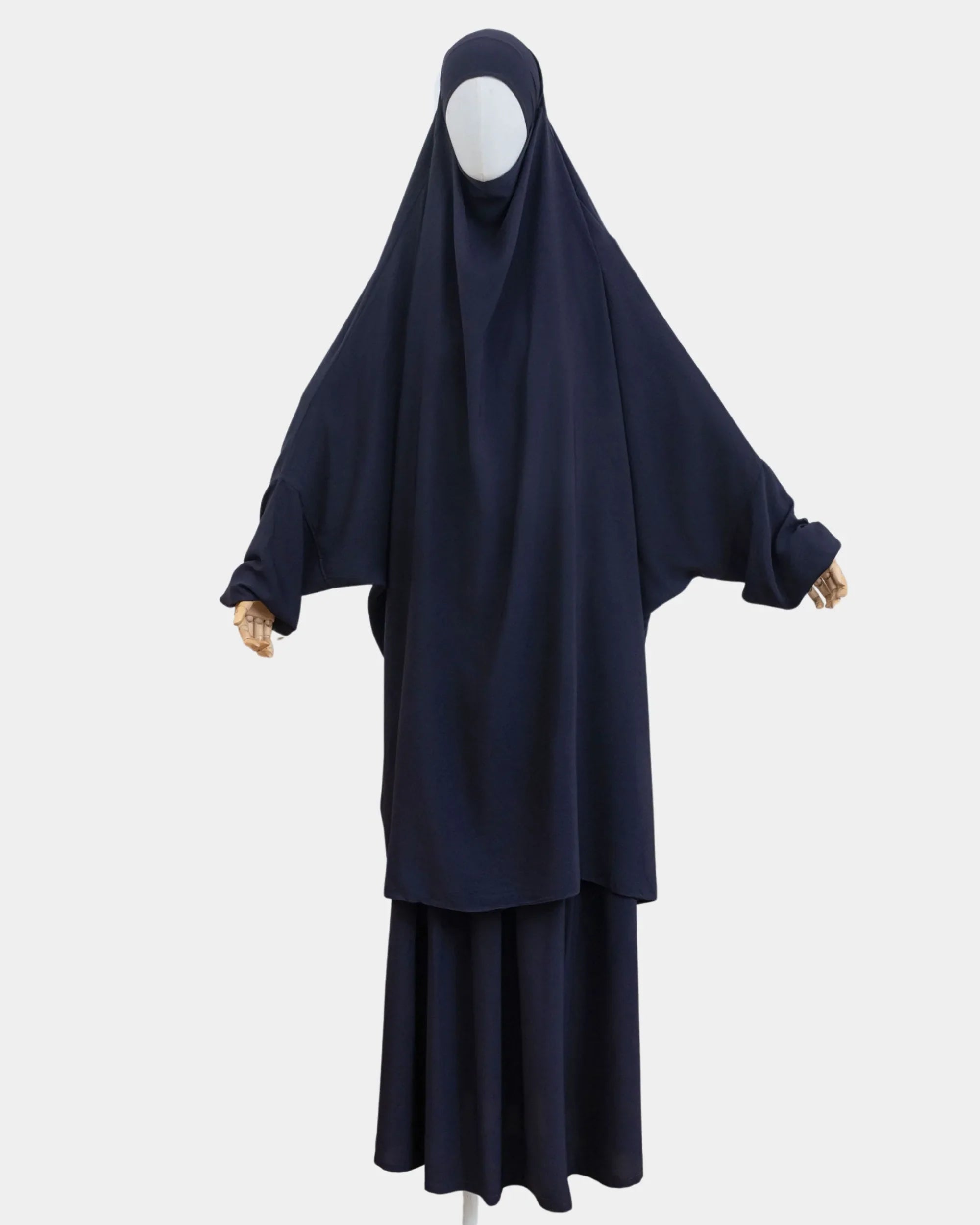 Jilbab 2 pièces bleu marine porté sur mannequin, vue de face, khimar long couvrant et jupe assortie