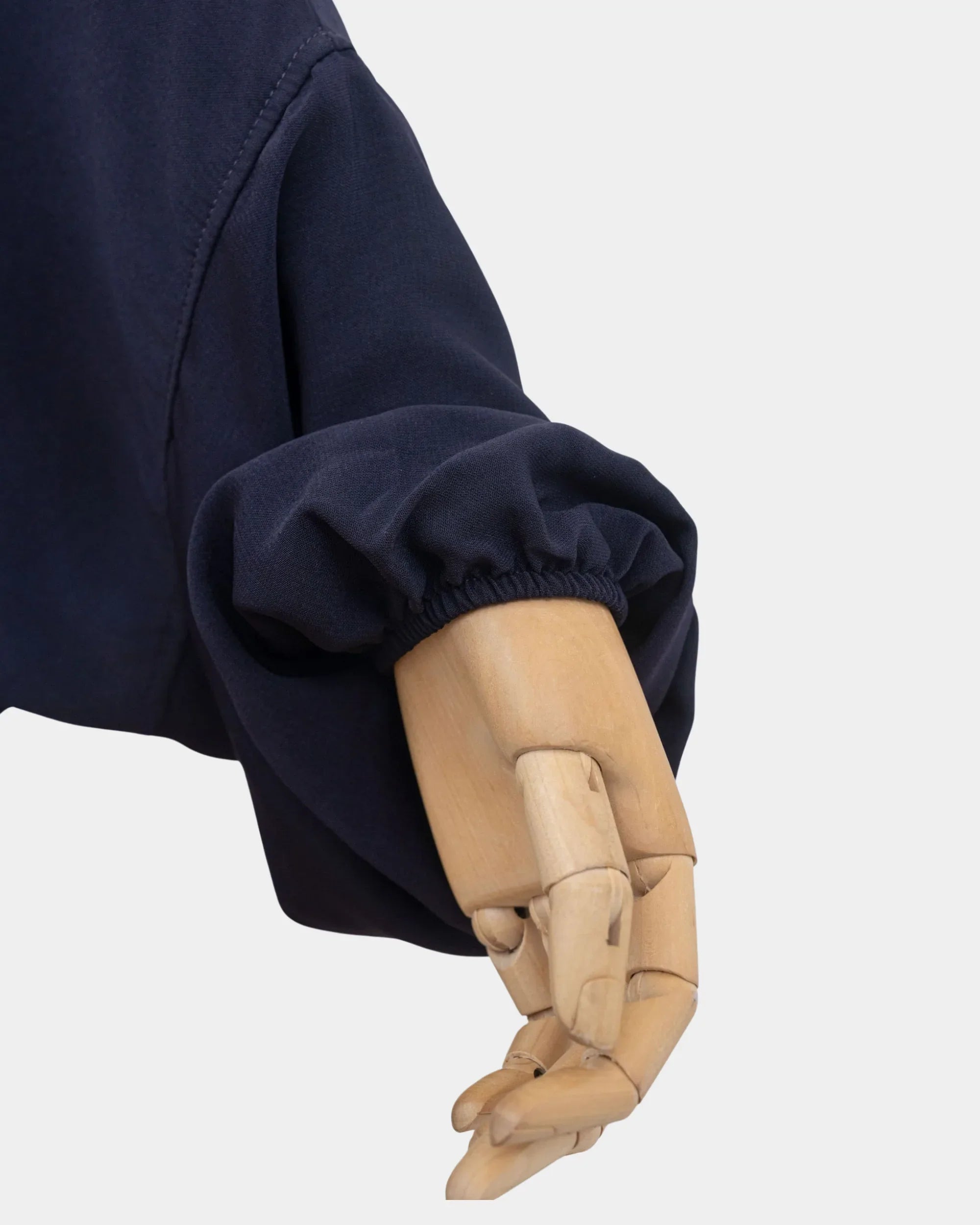 Manche du jilbab 2 pièces bleu marine avec poignet élastiqué qui maintient la manche en place