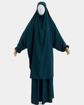 Jilbab 2 pièces bleu pétrole porté sur mannequin, vue de face, khimar long couvrant et jupe assortie