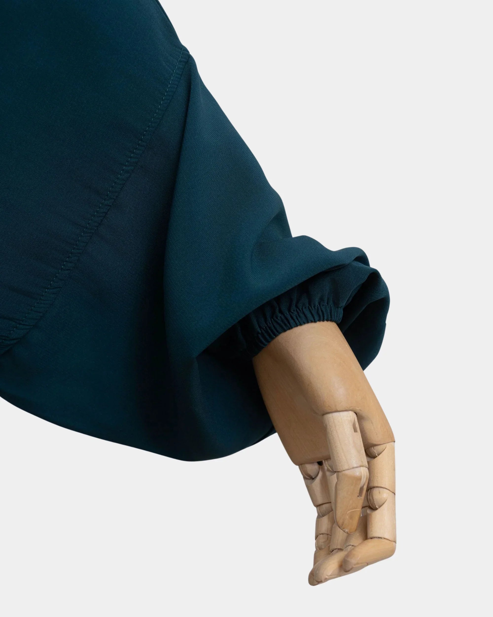 Manche du jilbab 2 pièces bleu pétrole avec poignet élastiqué qui maintient la manche en place
