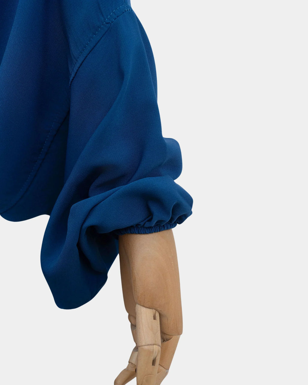 Manche du jilbab 2 pièces bleu royal avec poignet élastiqué qui maintient la manche en place