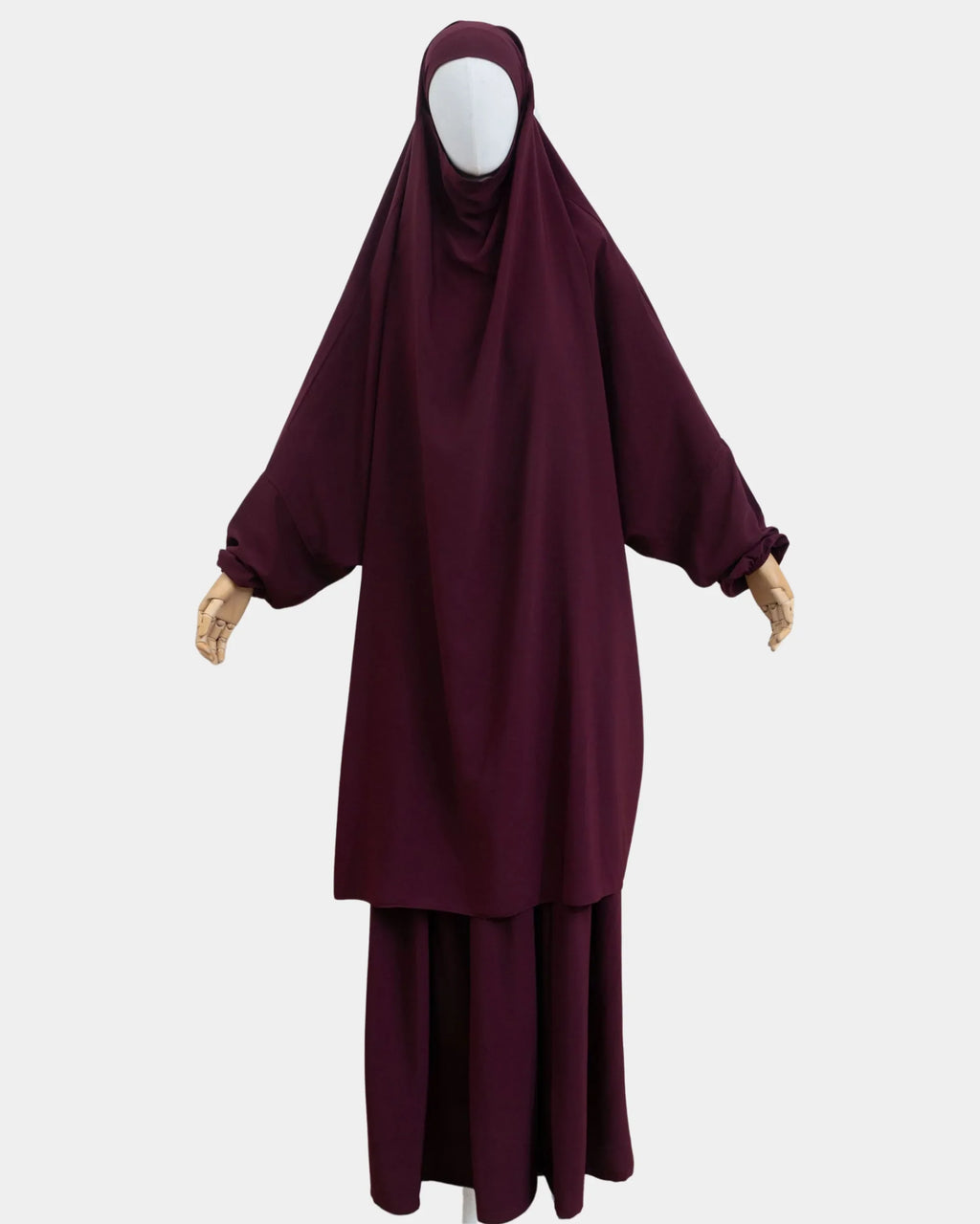 Jilbab 2 pièces bordeaux porté sur mannequin, vue de face, khimar long couvrant et jupe assortie