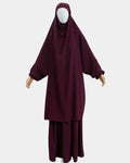 Jilbab 2 pièces bordeaux porté sur mannequin, vue de face, khimar long couvrant et jupe assortie