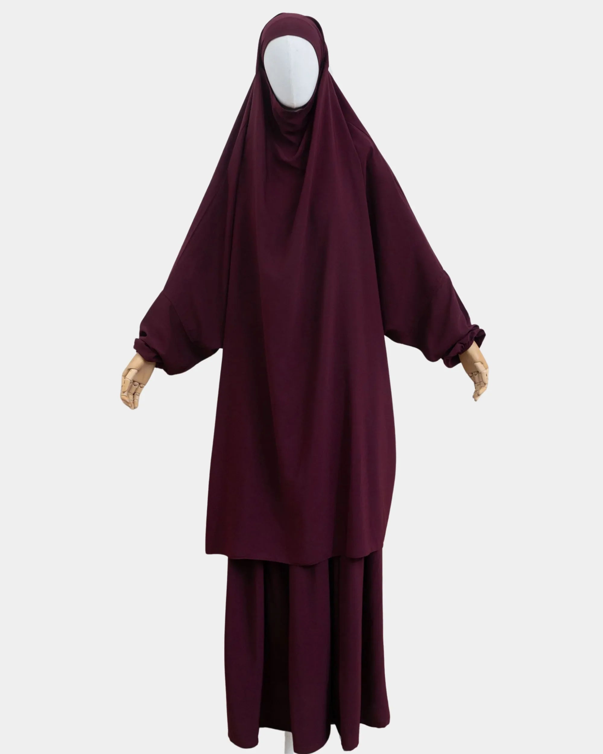 Jilbab 2 pièces bordeaux porté sur mannequin, vue de face, khimar long couvrant et jupe assortie