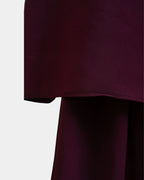 Ourlet du khimar bordeaux retombant sur la jupe assortie, finition surpiquée