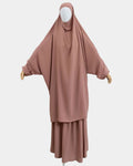 Jilbab 2 pièces camel porté sur mannequin, vue de face, khimar long couvrant et jupe assortie