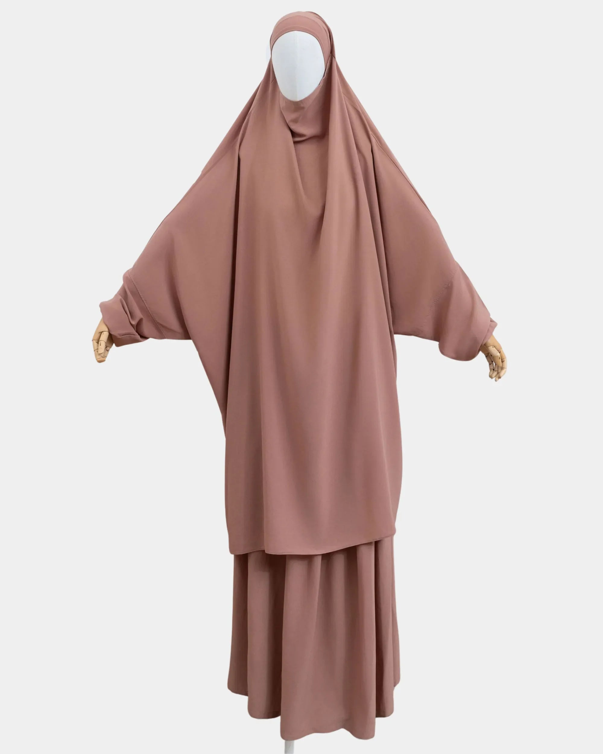 Jilbab 2 pièces camel porté sur mannequin, vue de face, khimar long couvrant et jupe assortie