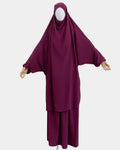 Jilbab 2 pièces fuchsia porté sur mannequin, vue de face, khimar long couvrant et jupe assortie