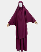 Jilbab 2 pièces fuchsia porté sur mannequin, vue de face, khimar long couvrant et jupe assortie