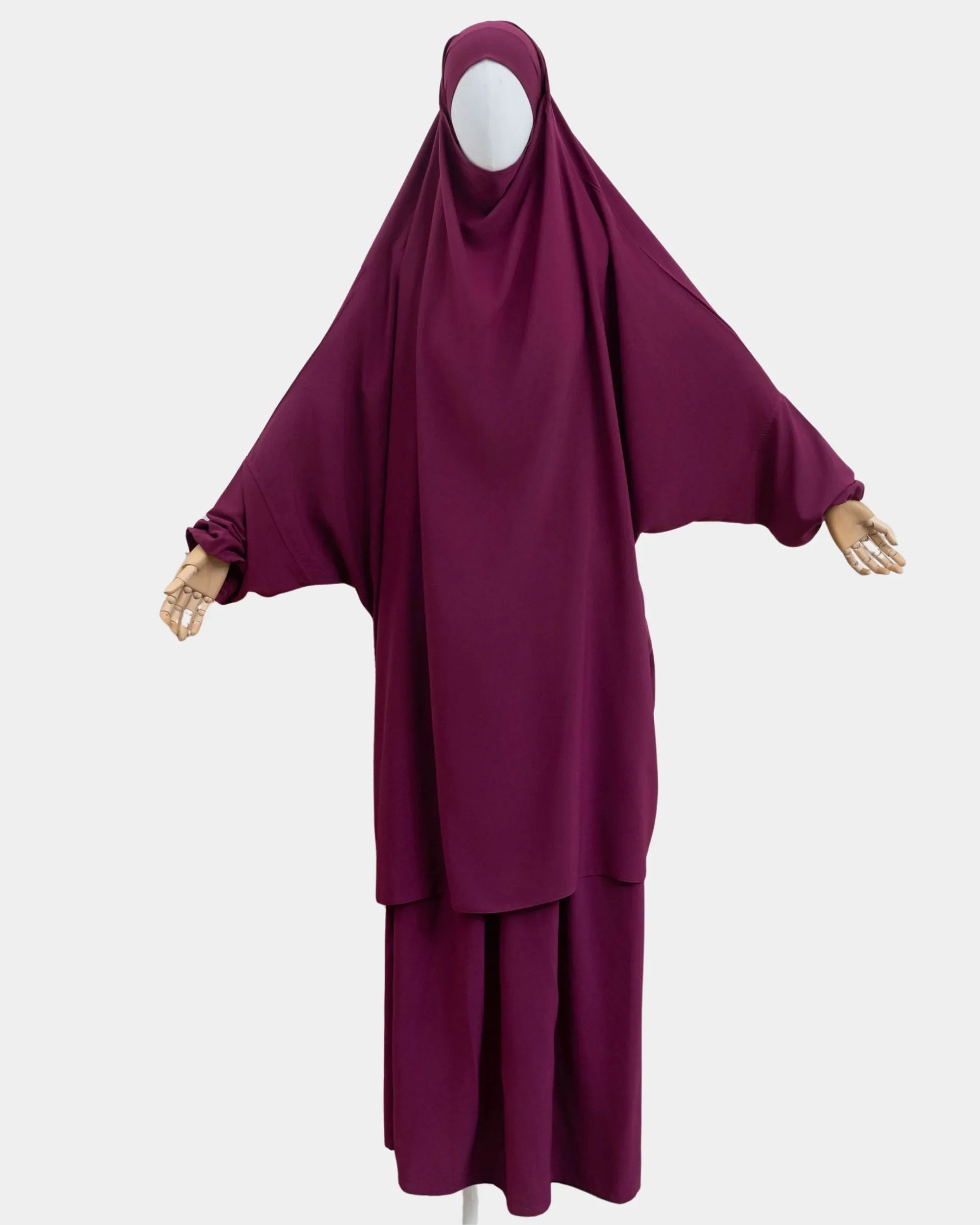 Jilbab 2 pièces fuchsia porté sur mannequin, vue de face, khimar long couvrant et jupe assortie