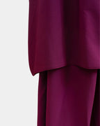 Ourlet du khimar fuchsia retombant sur la jupe assortie, finition surpiquée