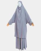 Jilbab 2 pièces gris clair porté sur mannequin, vue de face, khimar long couvrant et jupe assortie