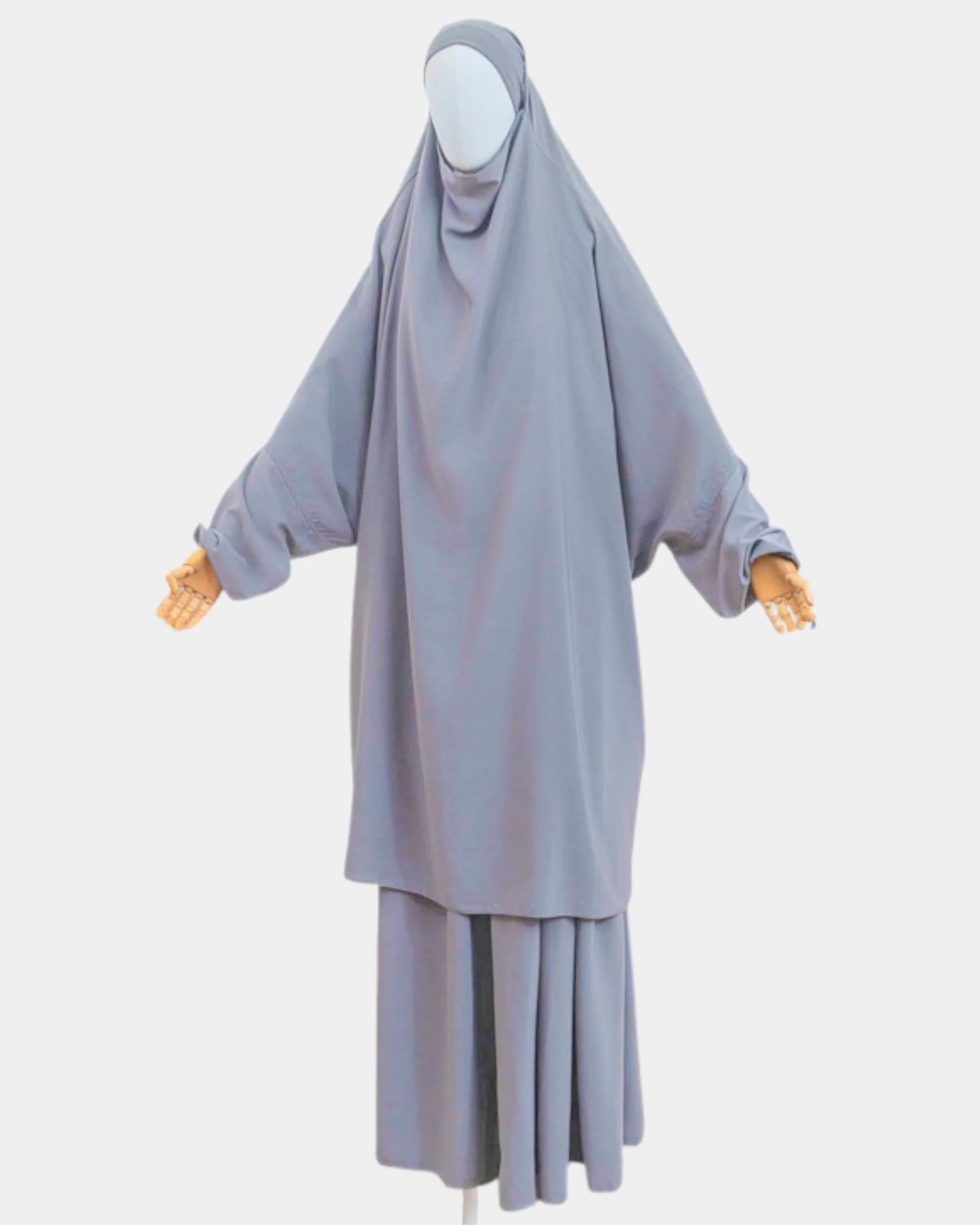 Jilbab 2 pièces gris clair porté sur mannequin, vue de face, khimar long couvrant et jupe assortie