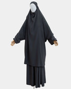 Jilbab 2 pièces gris foncé porté sur mannequin, vue de face, khimar long couvrant et jupe assortie