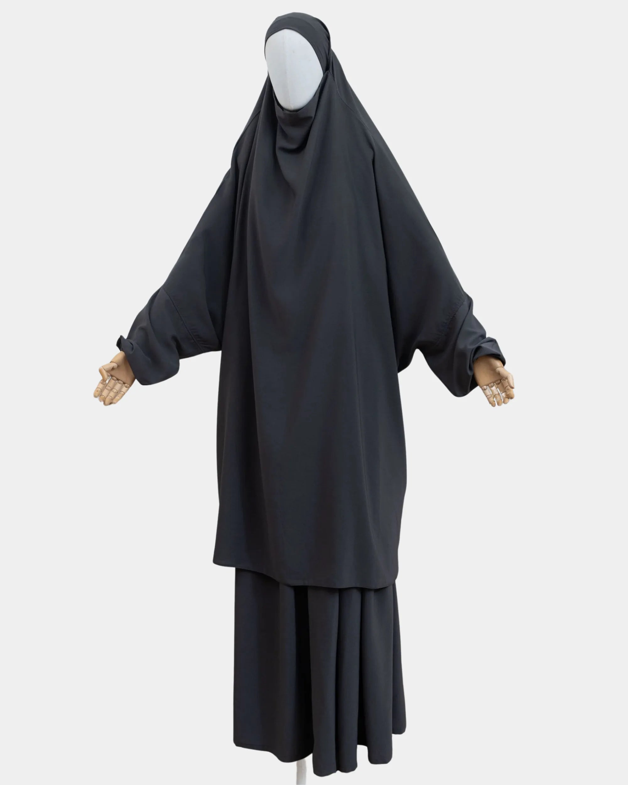 Jilbab 2 pièces gris foncé porté sur mannequin, vue de face, khimar long couvrant et jupe assortie
