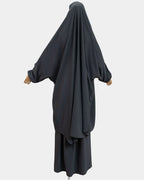 Vue de dos du jilbab 2 pièces gris foncé, coupe ample et non moulante