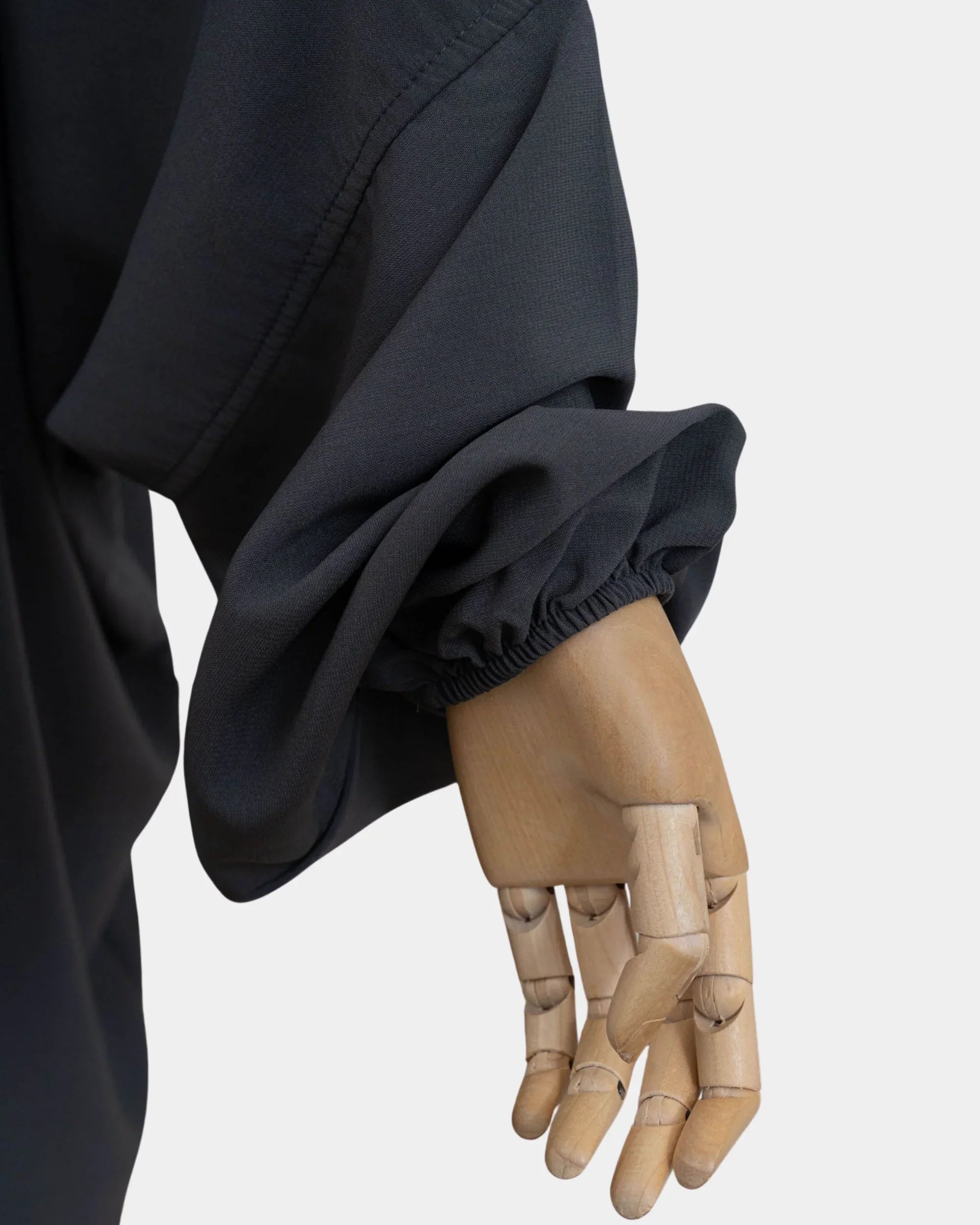 Manche du jilbab 2 pièces gris foncé avec poignet élastiqué qui maintient la manche en place