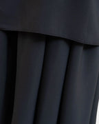 Ourlet du khimar gris foncé retombant sur la jupe assortie, finition surpiquée