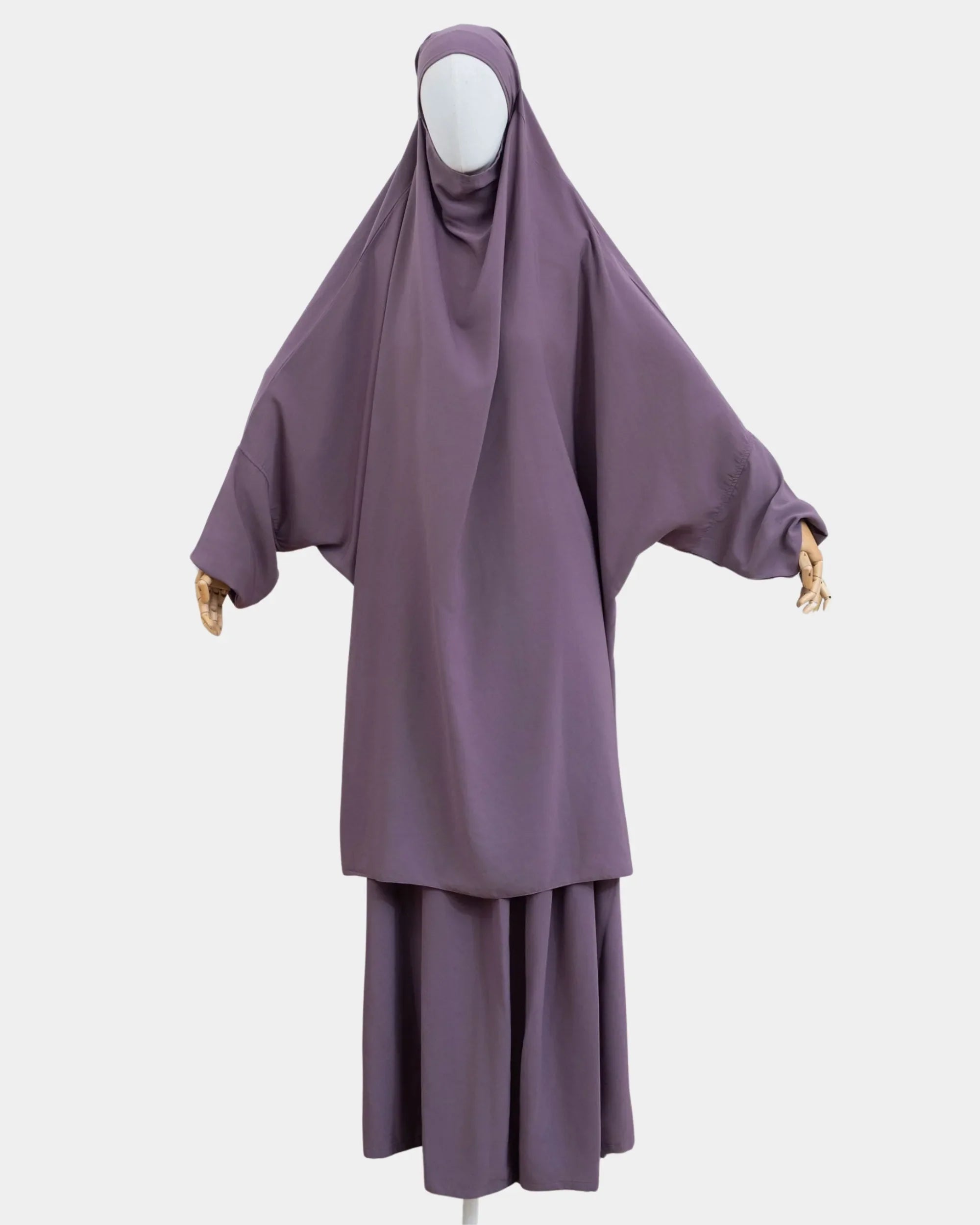 Jilbab 2 pièces lilas porté sur mannequin, vue de face, khimar long couvrant et jupe assortie