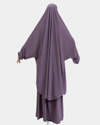 Vue de dos du jilbab 2 pièces lilas, coupe ample et non moulante