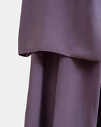 Ourlet du khimar lilas retombant sur la jupe assortie, finition surpiquée
