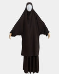 Jilbab 2 pièces marron café porté sur mannequin, vue de face, khimar long couvrant et jupe assortie