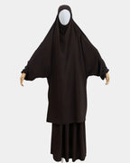 Jilbab 2 pièces marron café porté sur mannequin, vue de face, khimar long couvrant et jupe assortie