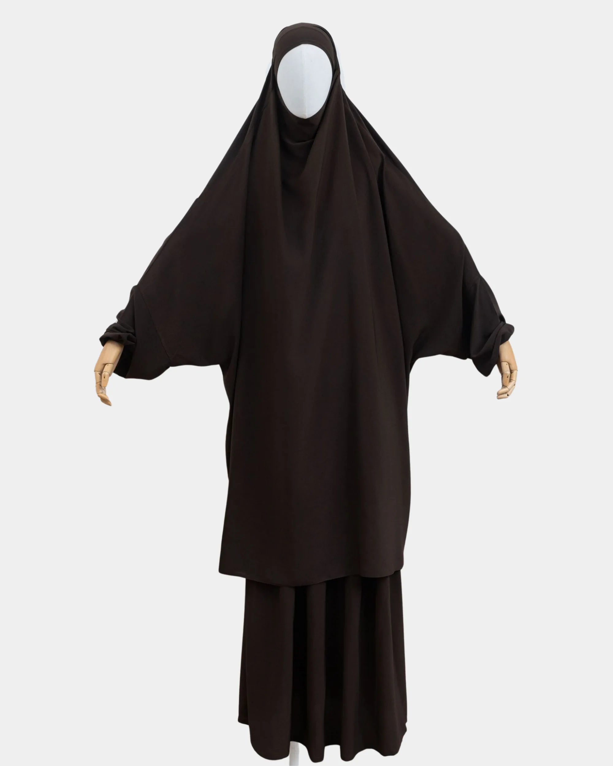 Jilbab 2 pièces marron café porté sur mannequin, vue de face, khimar long couvrant et jupe assortie