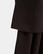 Ourlet du khimar marron café retombant sur la jupe assortie, finition surpiquée