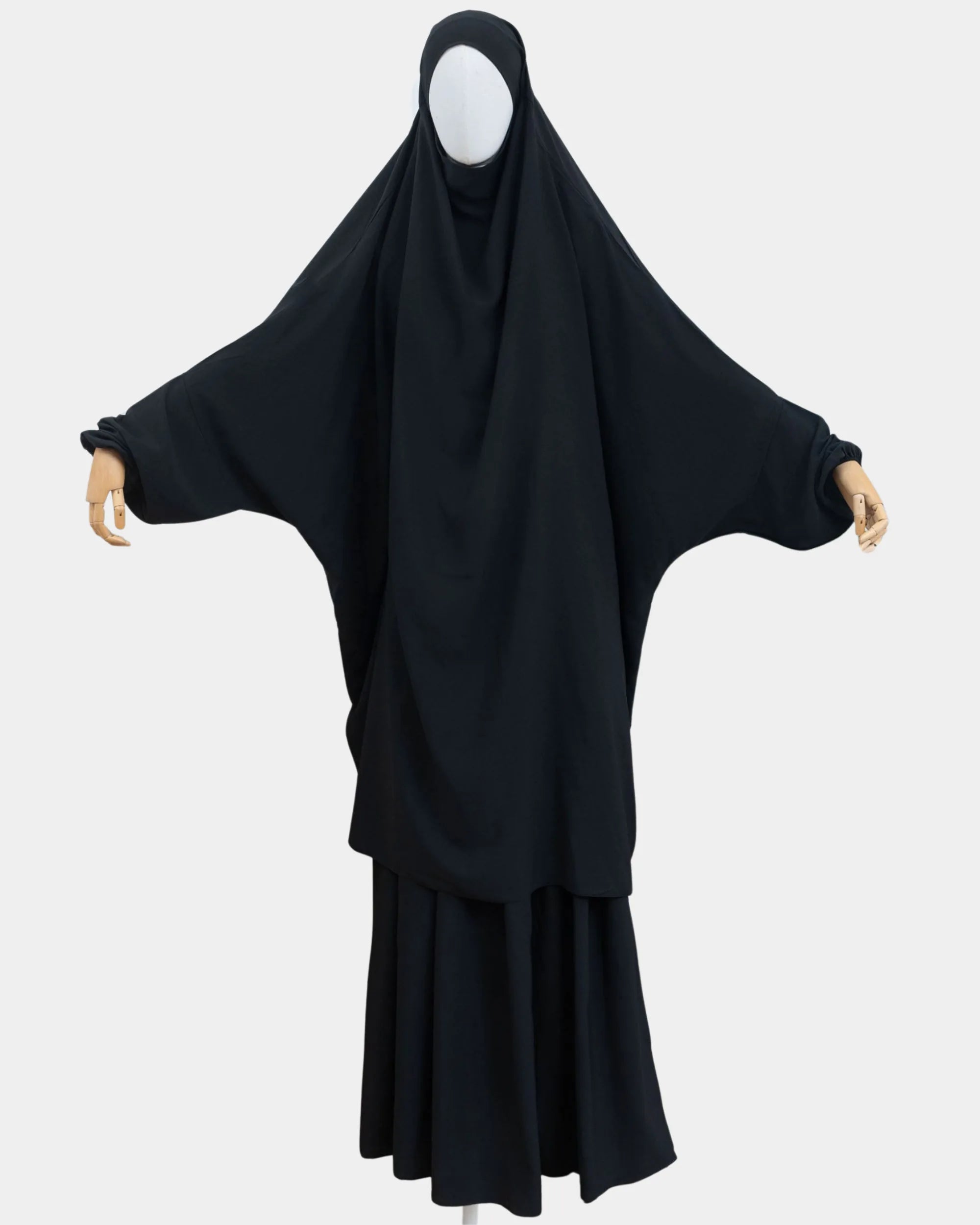 Jilbab 2 pièces noir porté sur mannequin, vue de face, khimar long couvrant et jupe assortie