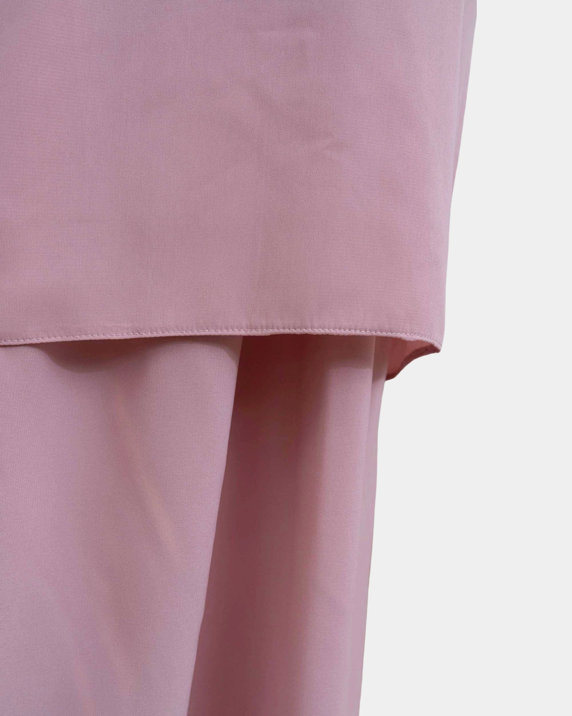 Ourlet du khimar rose retombant sur la jupe assortie, finition surpiquée