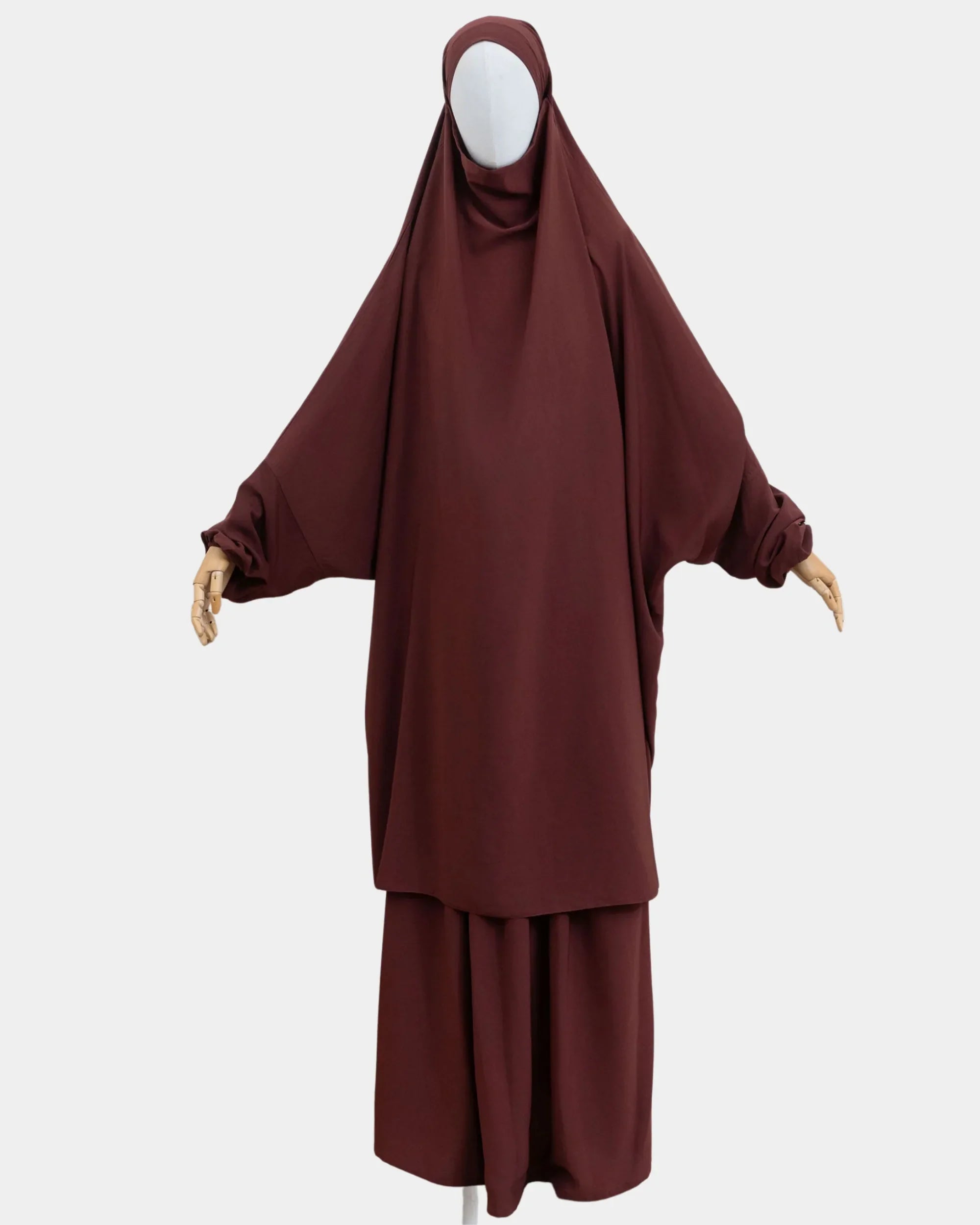 Jilbab 2 pièces rouille porté sur mannequin, vue de face, khimar long couvrant et jupe assortie
