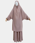 Jilbab 2 pièces taupe clair porté sur mannequin, vue de face, khimar long couvrant et jupe assortie