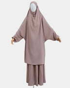 Jilbab 2 pièces taupe clair porté sur mannequin, vue de face, khimar long couvrant et jupe assortie