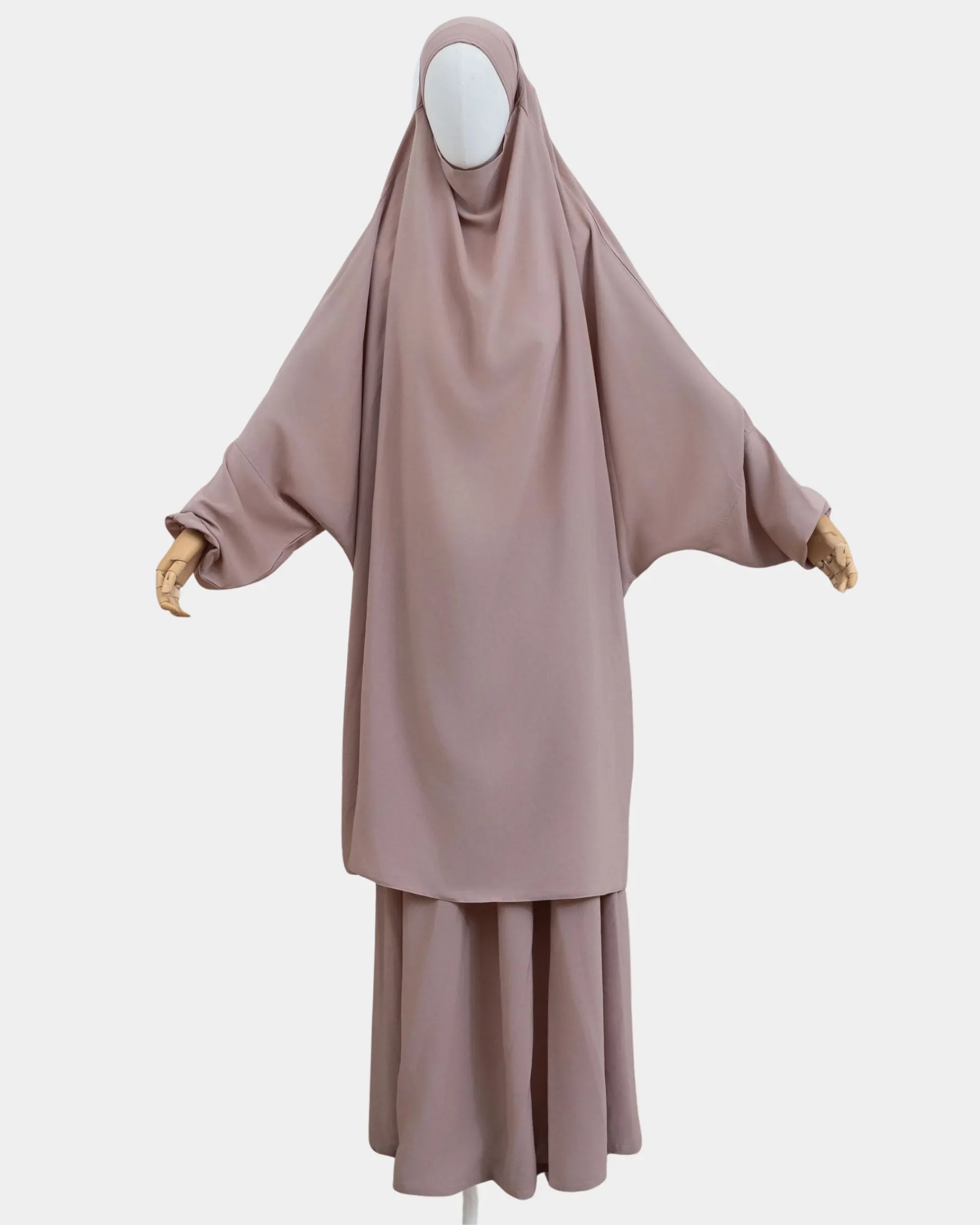 Jilbab 2 pièces taupe clair porté sur mannequin, vue de face, khimar long couvrant et jupe assortie