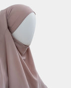 Capuche du jilbab 2 pièces taupe clair vue de profil, tombé couvrant sur l'épaule
