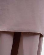 Ourlet du khimar taupe clair retombant sur la jupe assortie, finition surpiquée