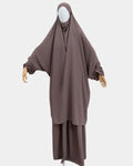 Jilbab 2 pièces taupe porté sur mannequin, vue de face, khimar long couvrant et jupe assortie