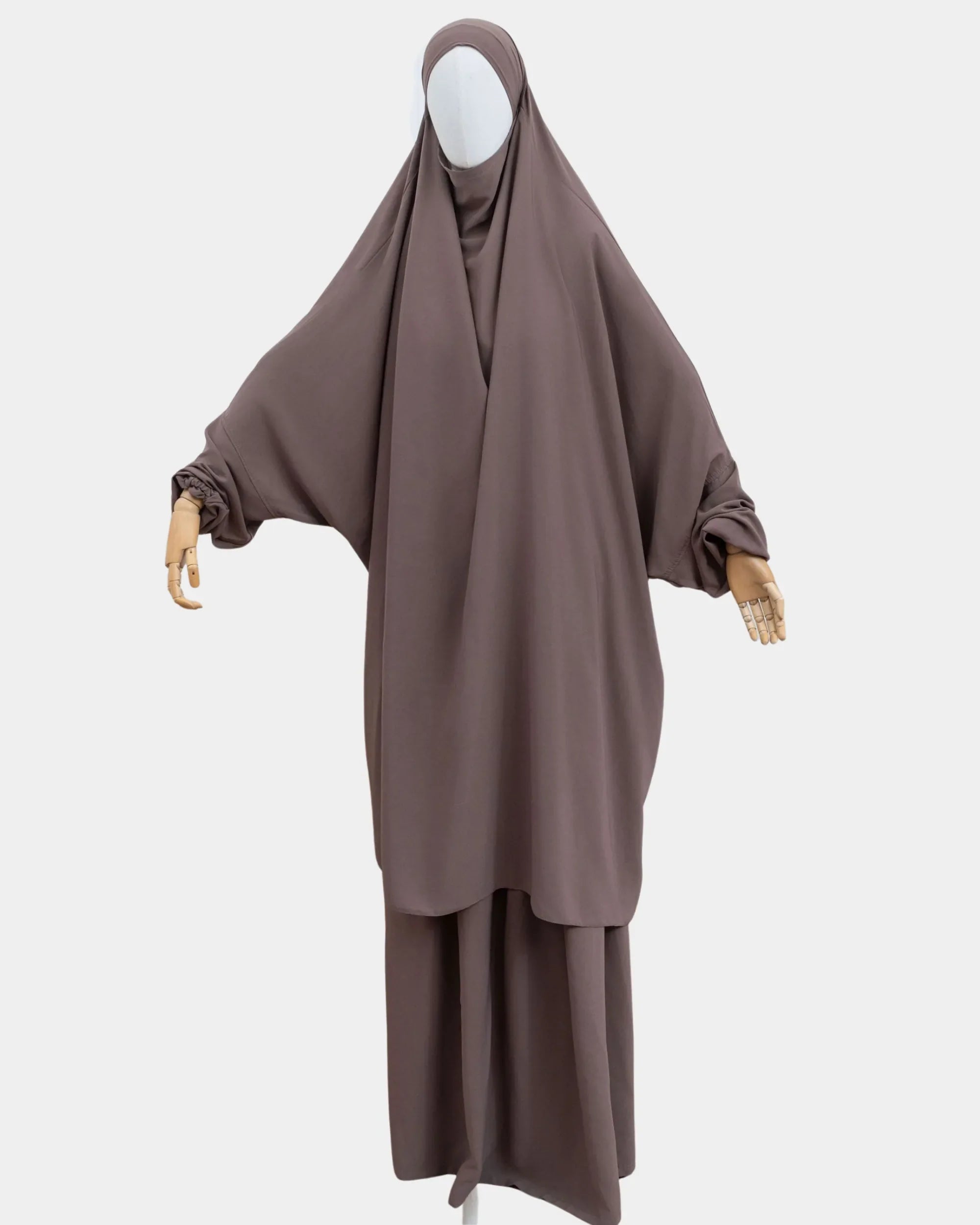 Jilbab 2 pièces taupe porté sur mannequin, vue de face, khimar long couvrant et jupe assortie