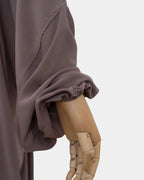 Manche du jilbab 2 pièces taupe avec poignet élastiqué qui maintient la manche en place
