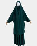 Jilbab 2 pièces vert forêt porté sur mannequin, vue de face, khimar long couvrant et jupe assortie