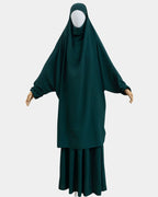 Jilbab 2 pièces vert forêt porté sur mannequin, vue de face, khimar long couvrant et jupe assortie