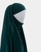 Capuche du jilbab 2 pièces vert forêt vue de profil, tombé couvrant sur l'épaule