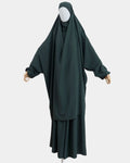Jilbab 2 pièces vert kaki porté sur mannequin, vue de face, khimar long couvrant et jupe assortie