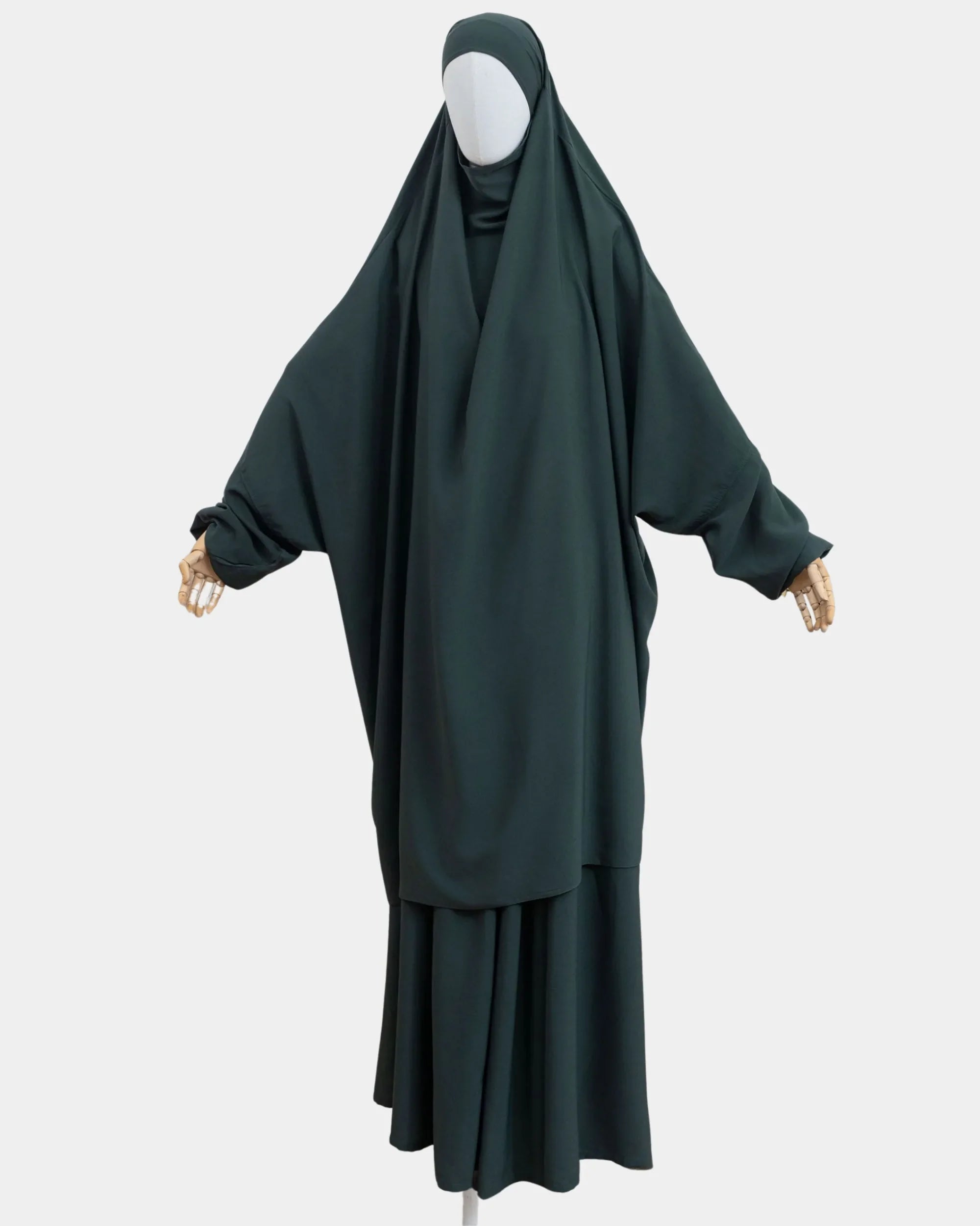 Jilbab 2 pièces vert kaki porté sur mannequin, vue de face, khimar long couvrant et jupe assortie