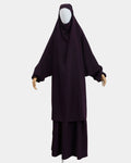 Jilbab 2 pièces violet framboise porté sur mannequin, vue de face, khimar long couvrant et jupe assortie