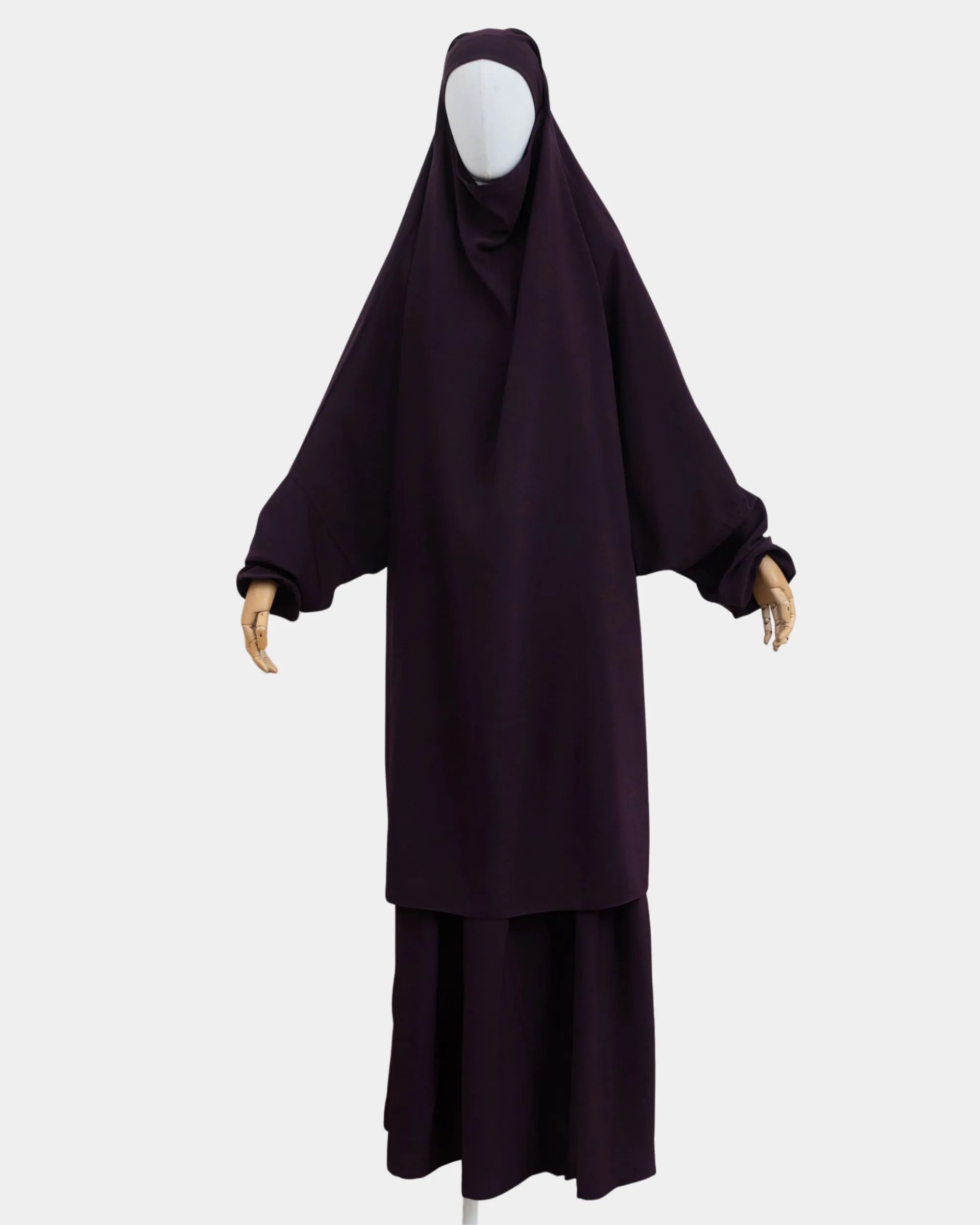 Jilbab 2 pièces violet framboise porté sur mannequin, vue de face, khimar long couvrant et jupe assortie